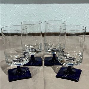 Set of 4 of the Linear Terzo Blue Stem collection by Rosenthal
Discontinued